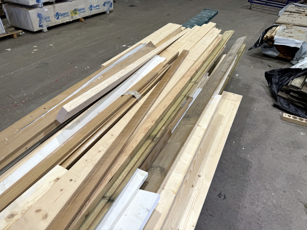 Materialvagn, limträbalk och diverse virke Materialvagn, limträbalk och diverse virke