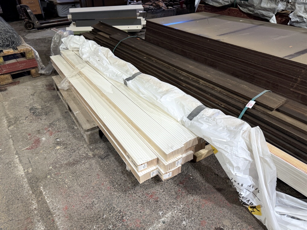 Parti med vitmålade foder, 12x56mm Parti med vitmålade foder, 12x56mm