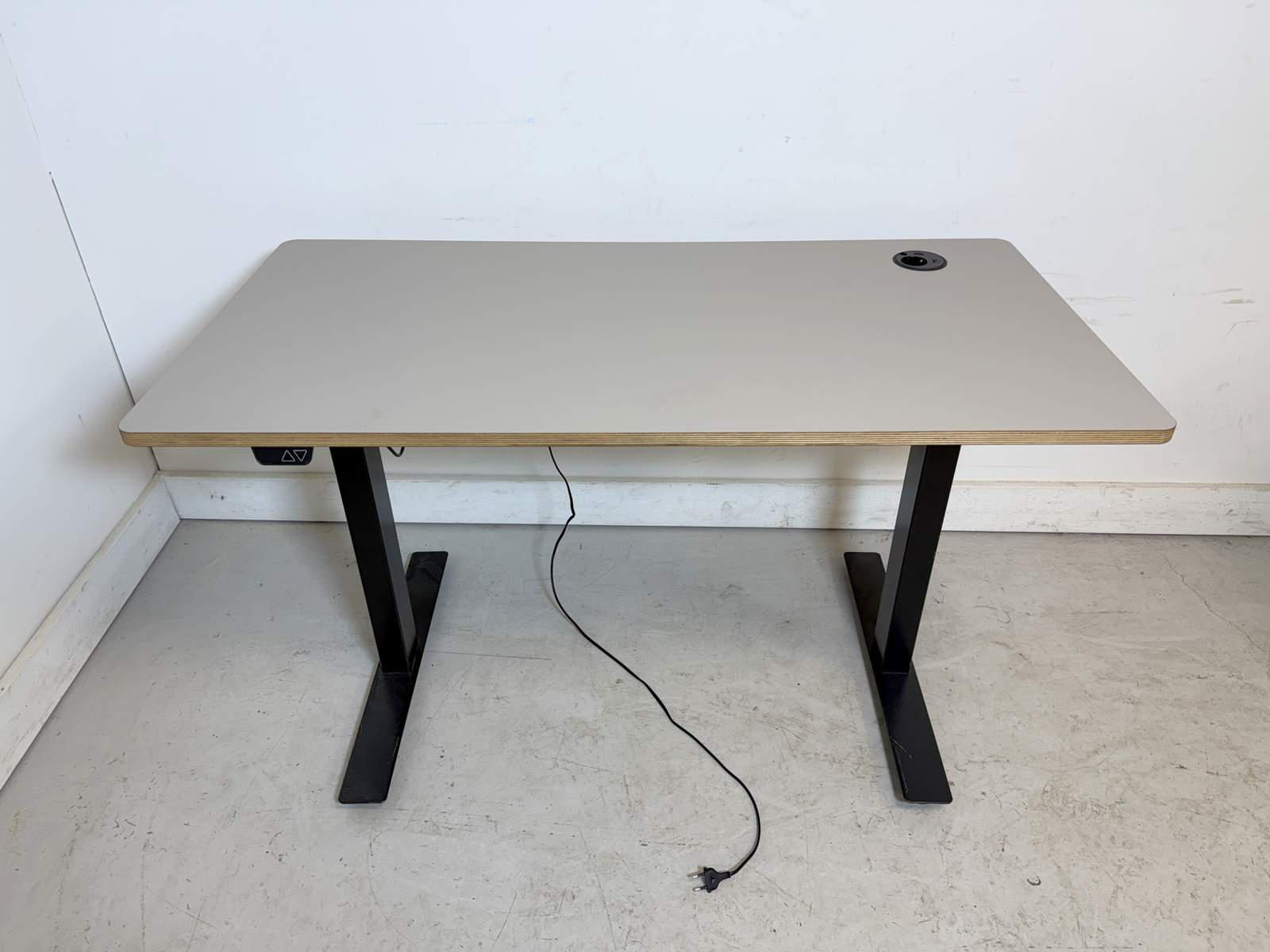 Elskrivbord, USB & eluttag