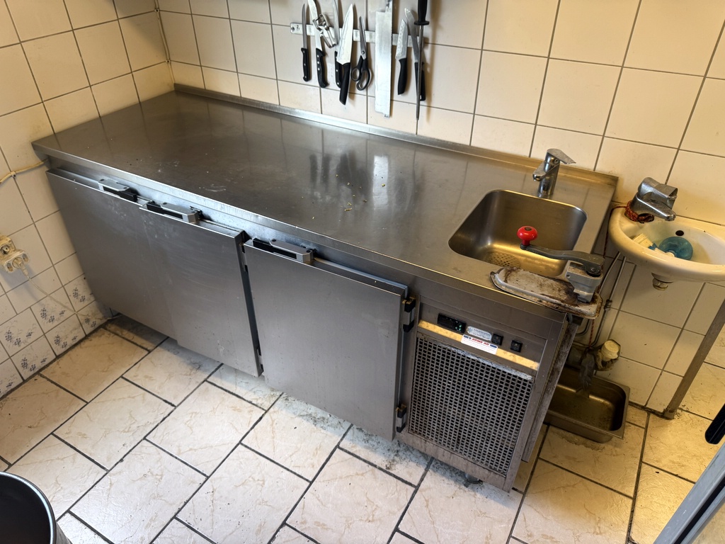 Kylbänk med diskho Kylbänk med diskho