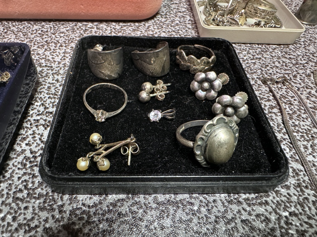 Silversmycken och pärlor Silversmycken och pärlor