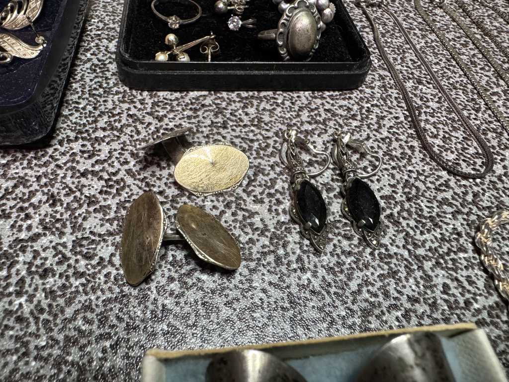 Silversmycken och pärlor Silversmycken och pärlor