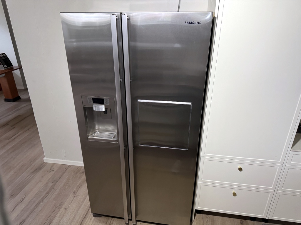 Kylfrys med ismaskin, Samsung RS61781GDSR