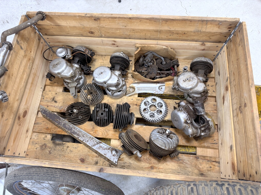 Pall med MC/mopeddelar Pall med MC/mopeddelar