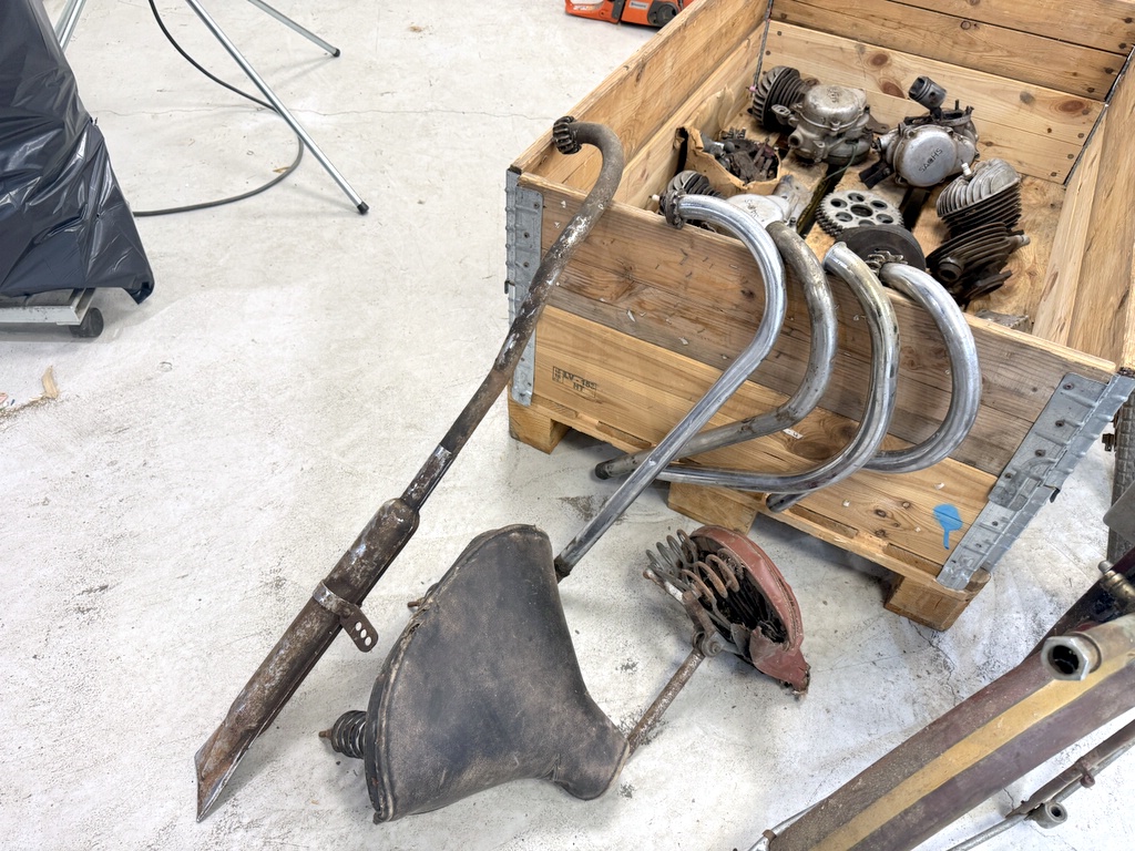 Pall med MC/mopeddelar Pall med MC/mopeddelar