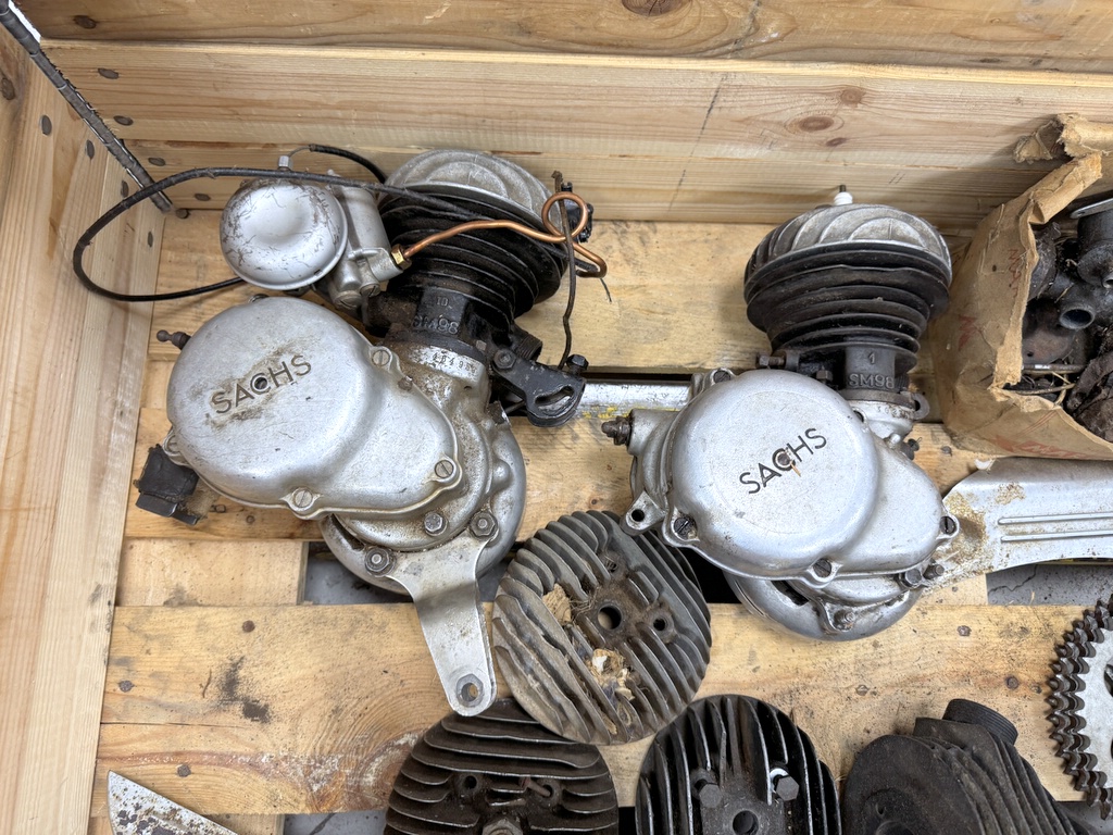 Pall med MC/mopeddelar Pall med MC/mopeddelar