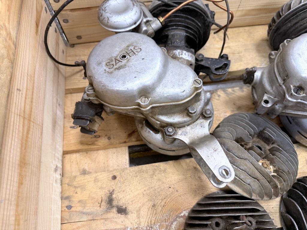 Pall med MC/mopeddelar Pall med MC/mopeddelar