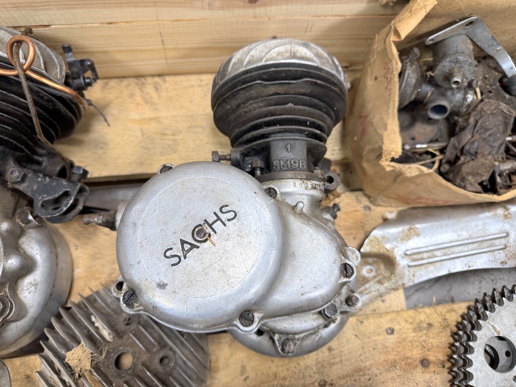 Pall med MC/mopeddelar Pall med MC/mopeddelar