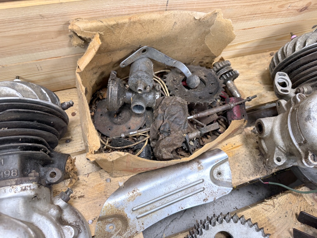Pall med MC/mopeddelar Pall med MC/mopeddelar